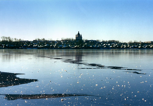 Вид на тагильский пруд и храм Александра Невского. 2001. Фото О.Лысцов